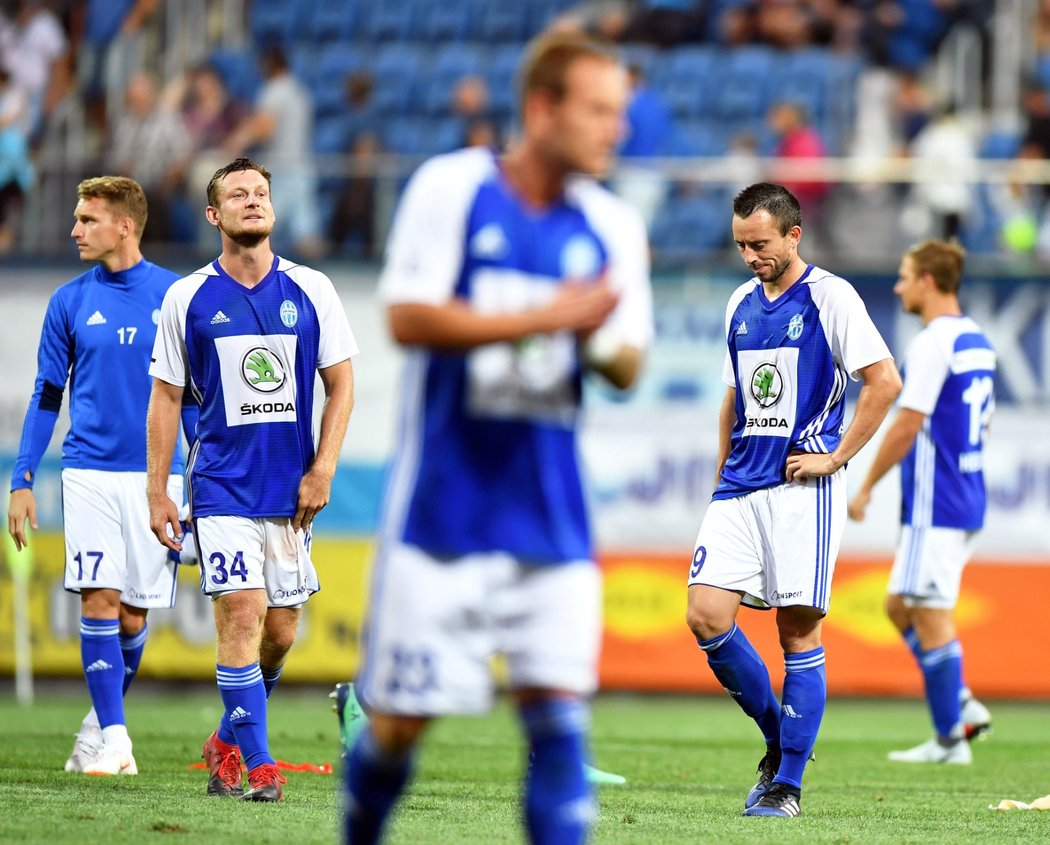 Zklamaní fotbalisté Mladé Boleslavi po domácí porážce se Slavií