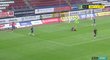 Olomouc - Ostrava: Smola si chtěl vymodlit penaltu, rozhodčí mu simulování nezbaštil