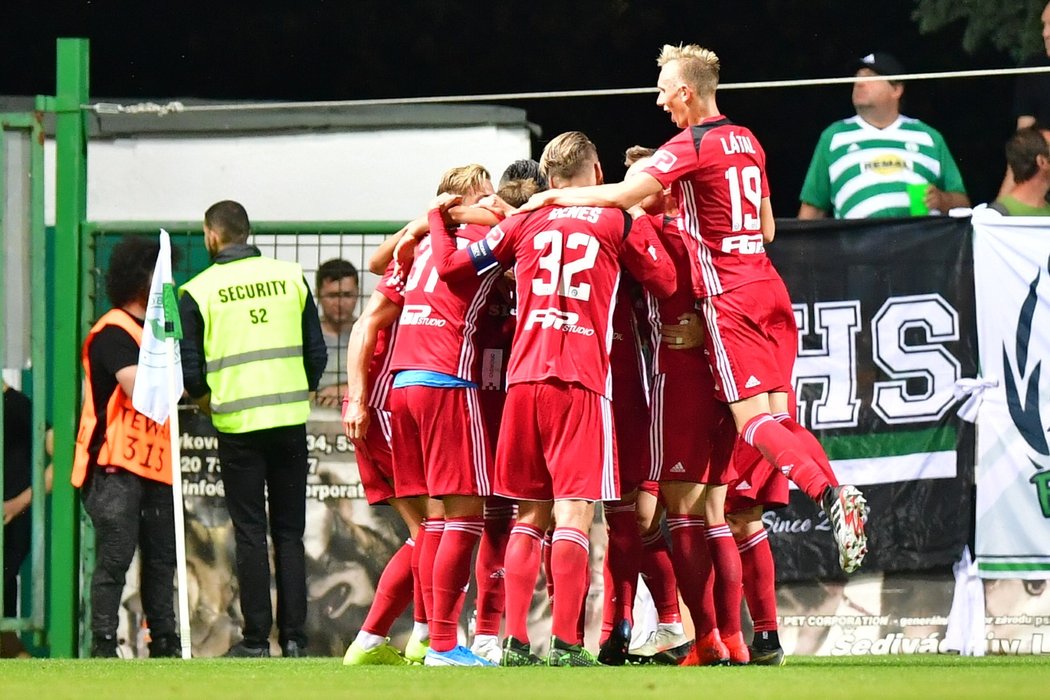 Fotbalisté Olomouce se radují z druhé branky do sítě Bohemians