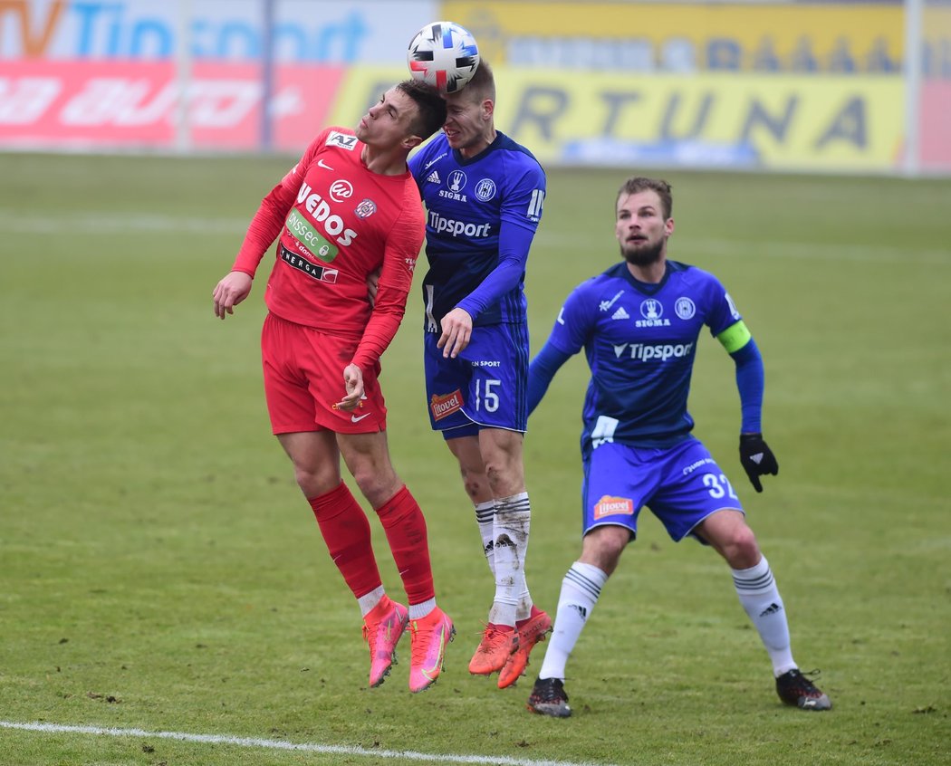 Antonín Růsek z Brna v hlavičkovém souboji s Ondřejem Zmrzlým z Olomouce. Všemu přihlíží kapitán Sigmy Vít Beneš