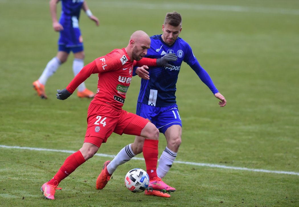 Peter Štepanovský z Brna si kryje míč před olomouckým Ondřejem Zmrzlým 