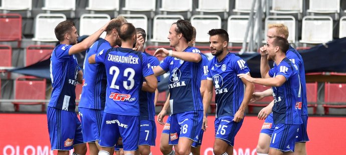 Fotbalisté Olomouce oslavují vedoucí gól proti Liberci