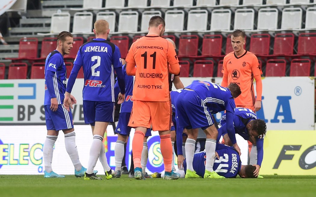 Fotbalisté Olomouce se rychle seběhli na pomoc Lukáši Graššákovi, který skončil po střetu se soupeřem z Mladé Boleslavi v bezvědomí