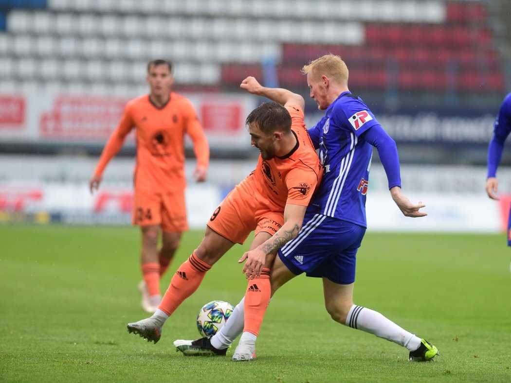 Olomoucký Václav Jemelka v souboji s mladoboleslavským Tomášem Ladrou