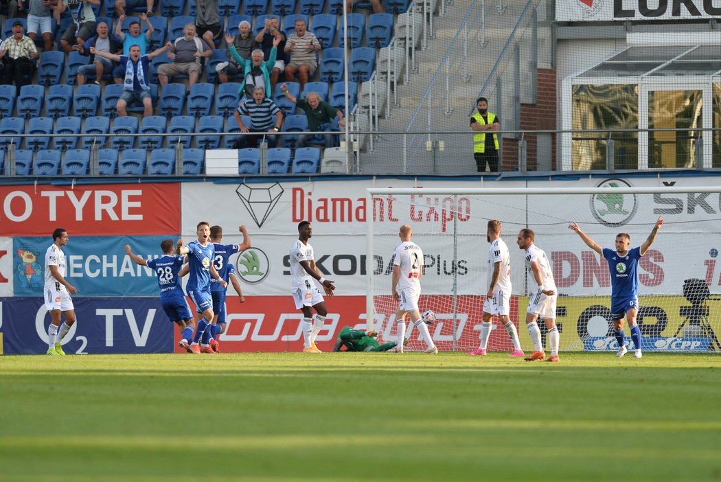 Radost fotbalistů Mladé Boleslavi po vyrovnávací brance na 3:3 v zápase s Olomoucí