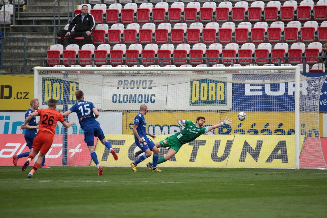 Brankář Olomouce Jan Stejskal inkasuje gól, vlevo střelec gólu David Pech