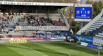 V Olomouci to vře. Fanoušci čekali na bosse, pískot za kiks. Saňák: Hnus!