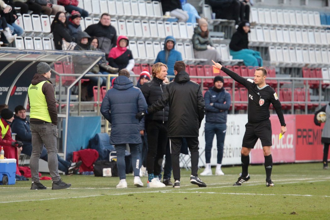 Rozhodčí Lukáš Nehasil posílá kouče Pardubic Radoslava Kováče na tribunu v zápase v Olomouci