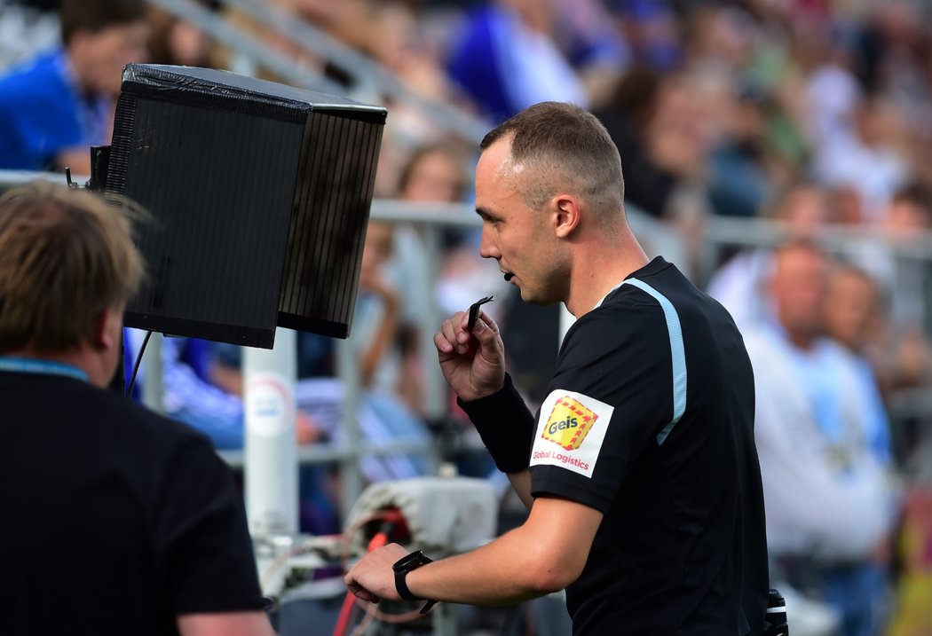 Sudí Marek Radina sleduje video penaltové situace v duelu Olomouc - Plzeň