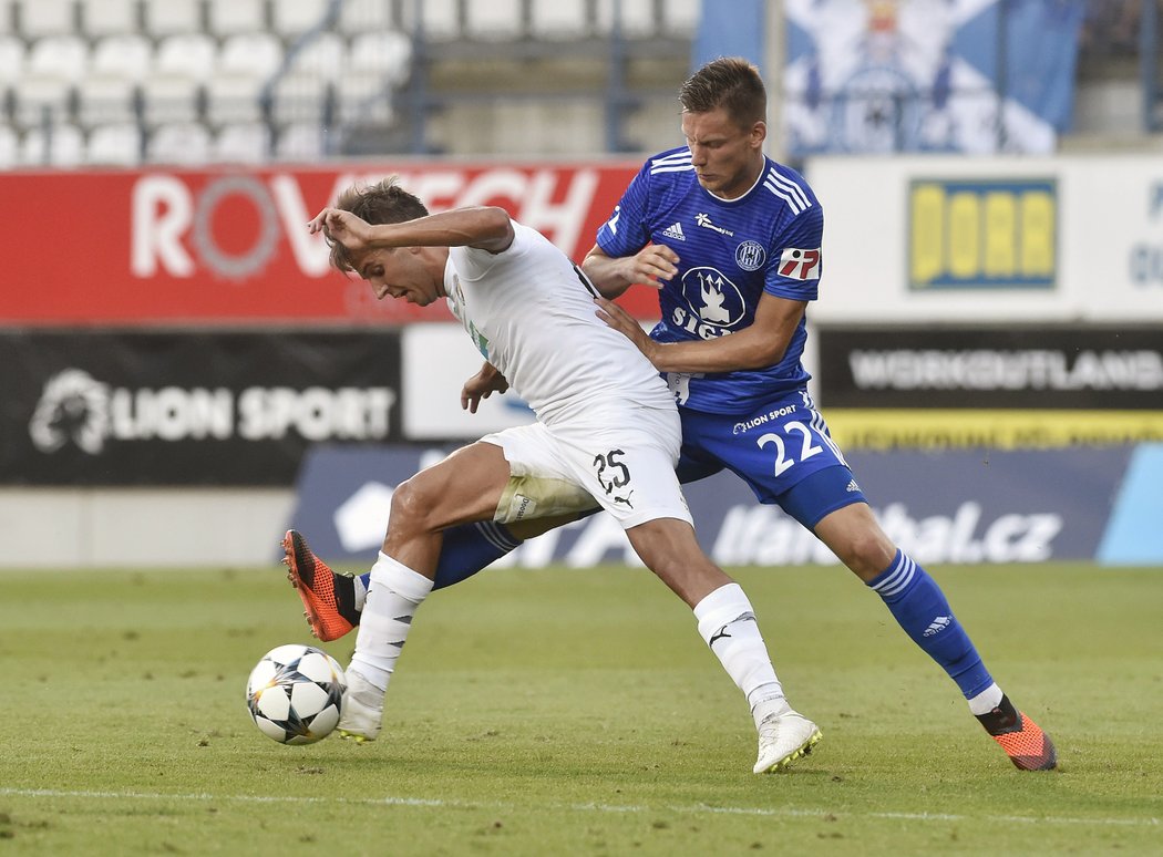 Aleš Čermák a Lukáš Kalvach v souboji při zápase Plzně s Olomoucí