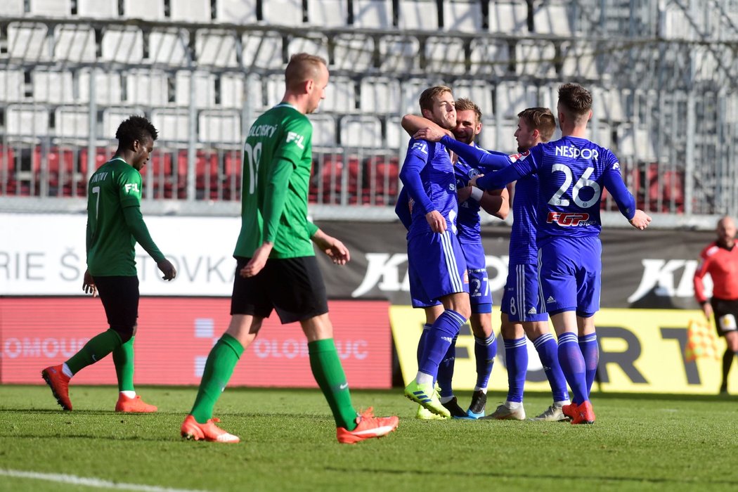 Fotbalisté Olomouce se radují z gólu Jakuba Plška proti Příbrami