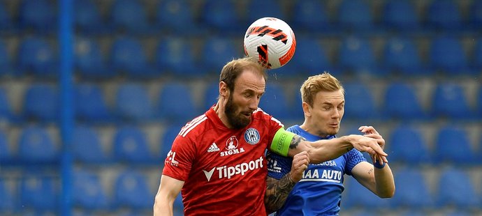 Olomoucký kapitán Roman Hubník odvrací míč v utkání proti Liberci