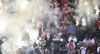 Dělobuch zranil fanouška Slavie. Pyrotechnika bude trestána přísněji