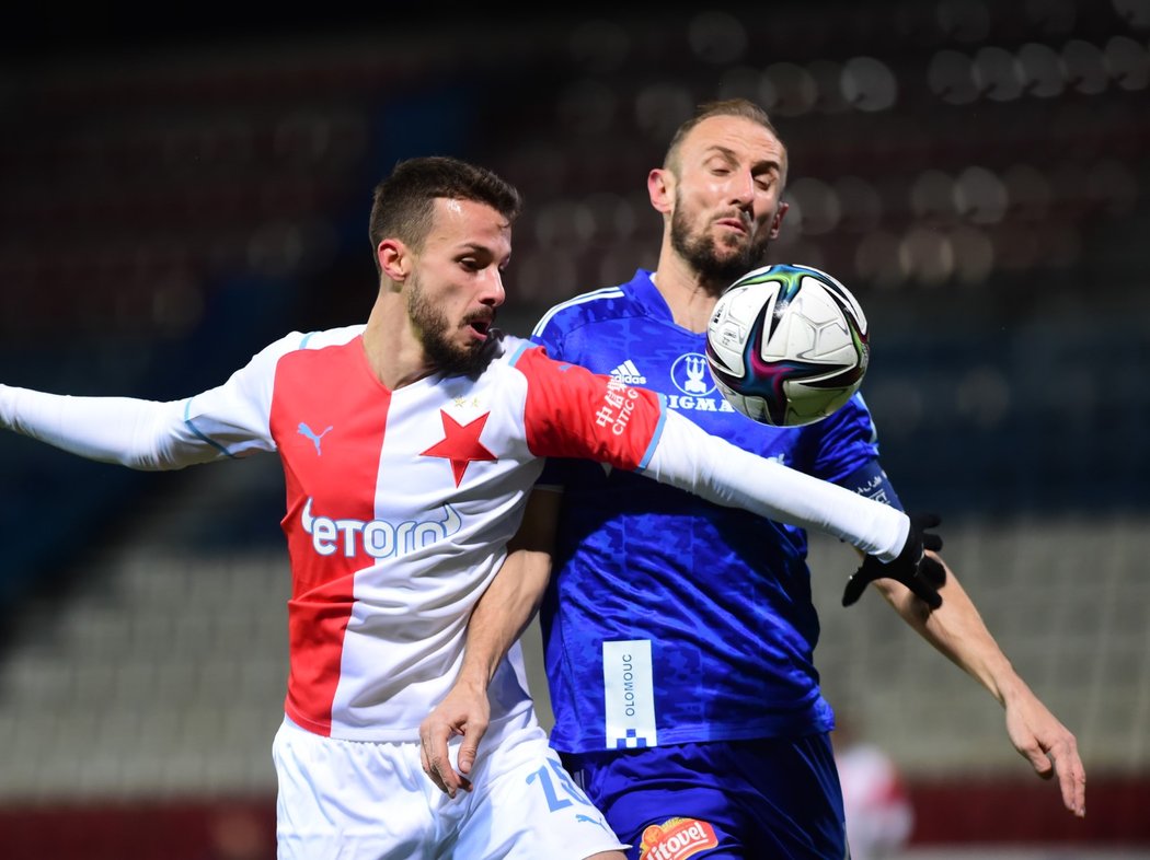 Olomoucký kapitán Roman Hubník bojuje o balon v zápase proti Slavii