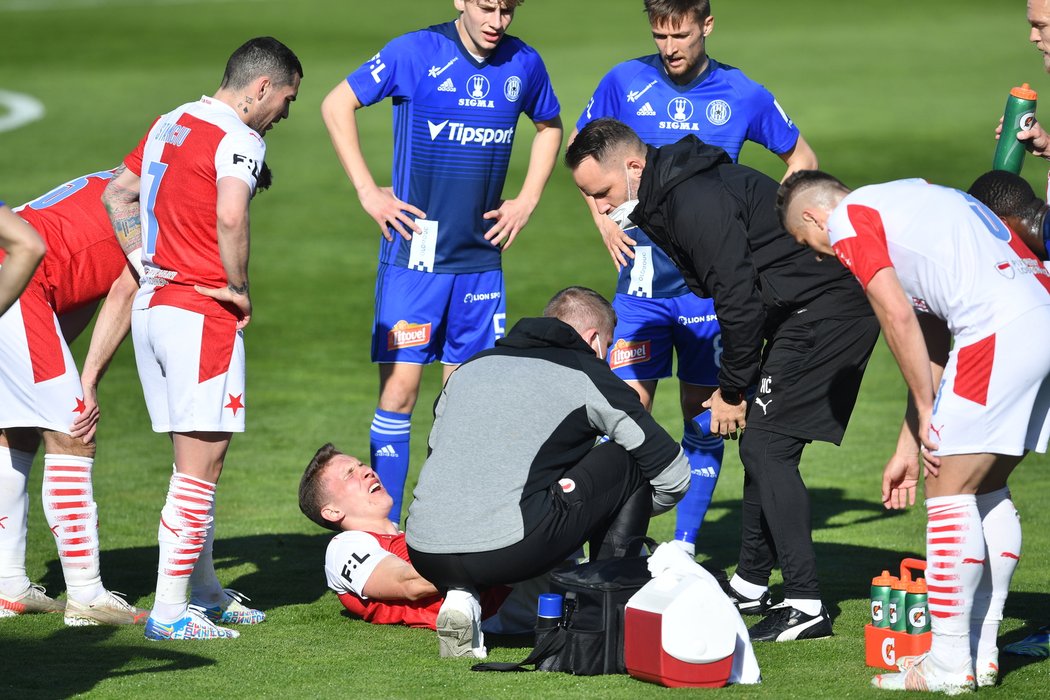 Lukáš Provod si v Olomouci bez cizího zavinění poranil koleno a musel střídat