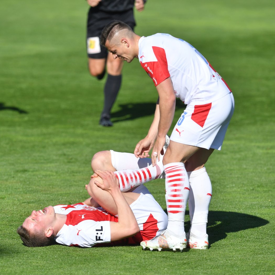 Lukáš Provod si v Olomouci bez cizího zavinění poranil koleno a musel střídat