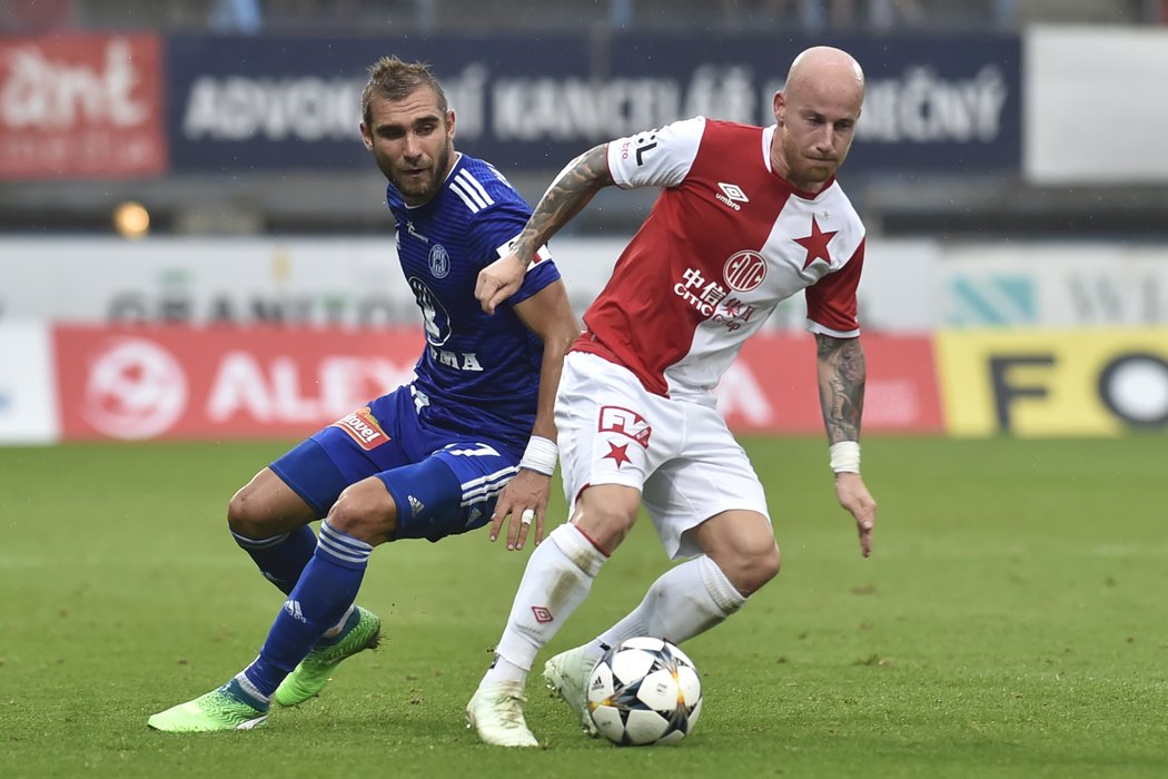 Střelec druhého gólu Slavie Miroslav Stoch v souboji s Martinem Sladkým.