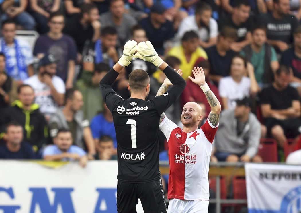 Miroslav Stoch si radostně plácl s Ondřejem Kolářem.