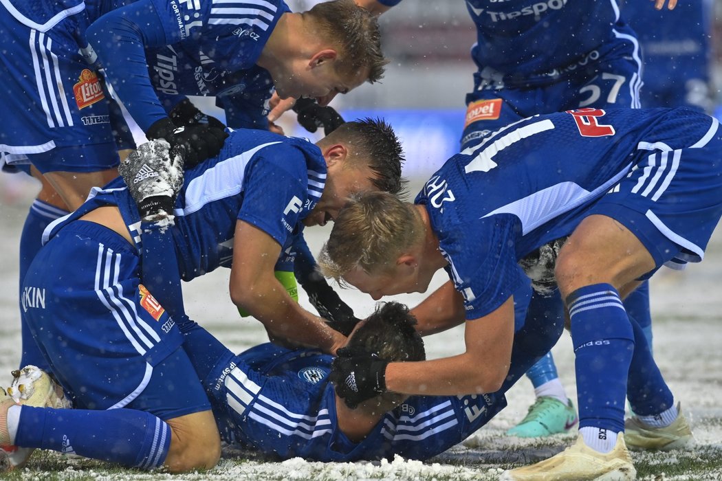 Hráči Olomouce se radují z gólu Víta Beneše