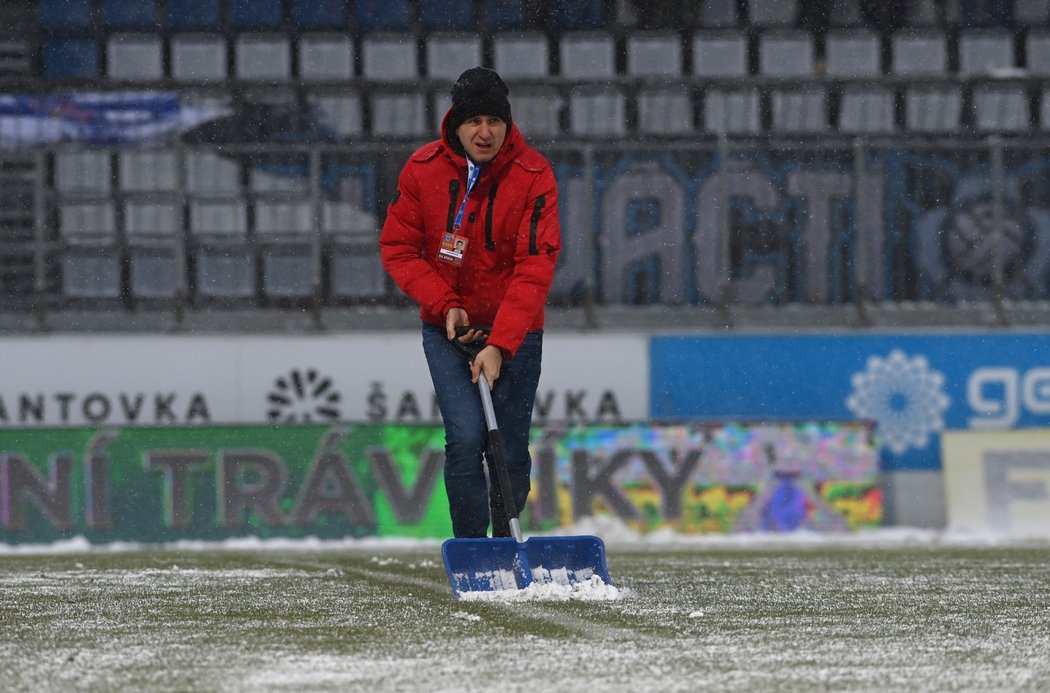 Odklízení sněhu v Olomouci před zápasem se Slováckem
