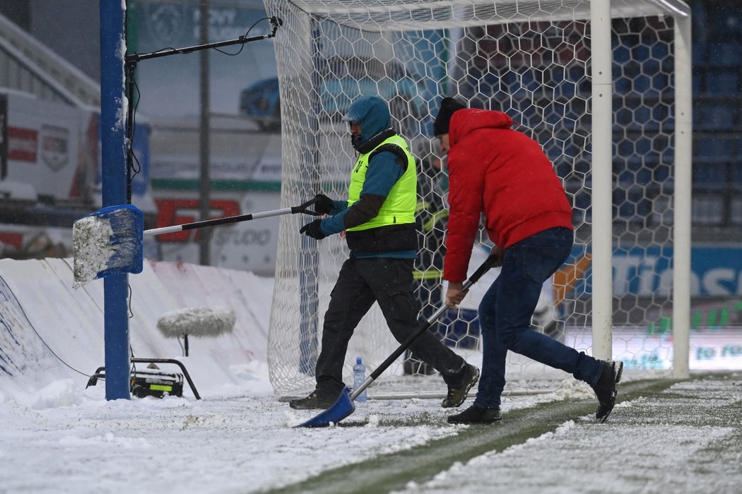 Odklízení sněhu v Olomouci před zápasem se Slováckem