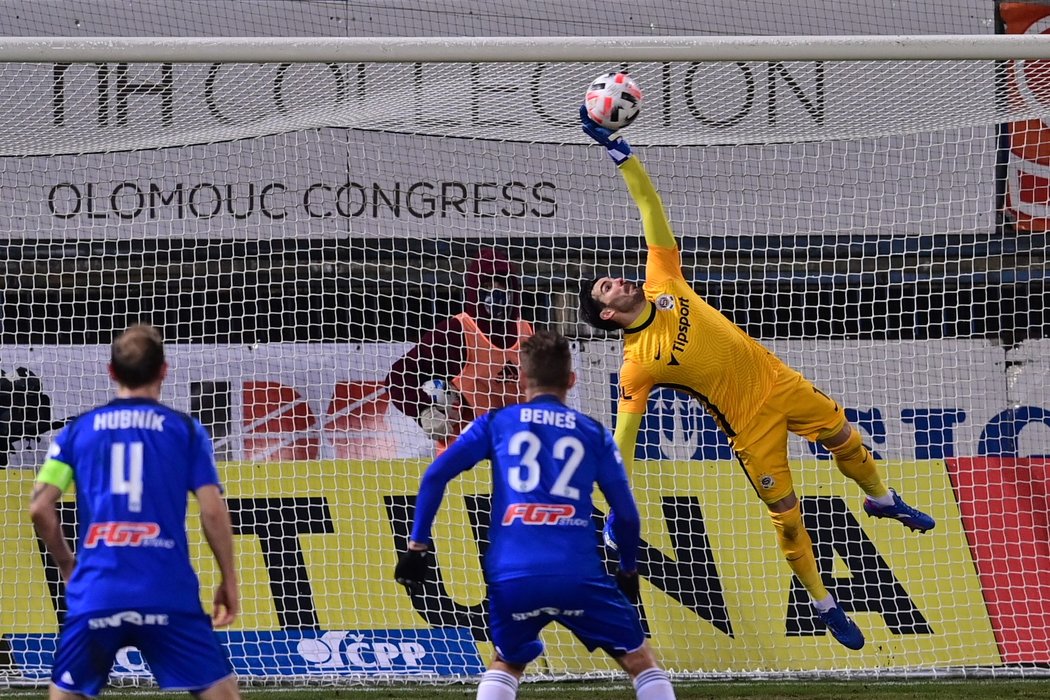 Brankář Sparty Florin Nita při jednom ze zákroků v utkání proti Olomouci