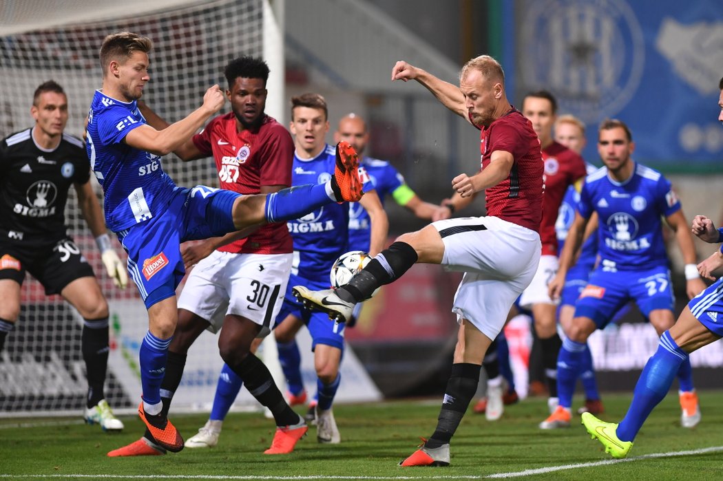 Závar před olomouckou brankou v podání fotbalistů Sparty, o střelu se pokouší Semih Kaya