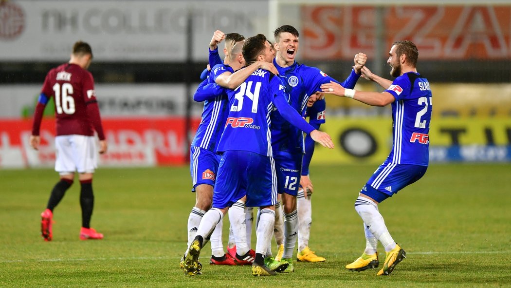 Fotbalisté Olomouce oslavují výhru 1:0 nad Spartou