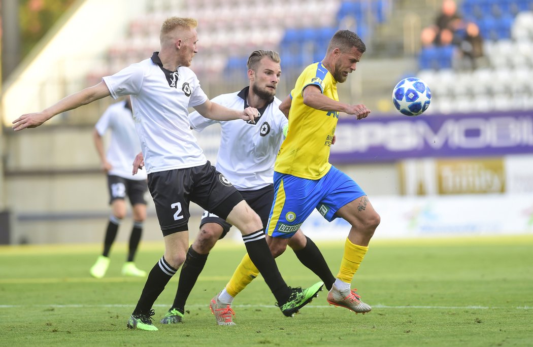 Olomoucké duo Jemelka (vlevo), Beneš dotírá na teplického Jakuba Mareše