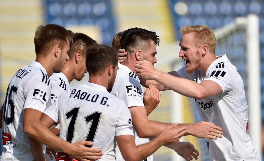 Fotbalisté Olomouce se radují po gólu Pavla Zifčáka proti Zlínu