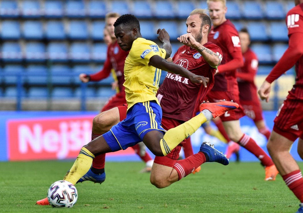 Zleva Youba Dramé ze Zlína a Roman Hubník z Olomouce v utkání FORTUNA:LIGY