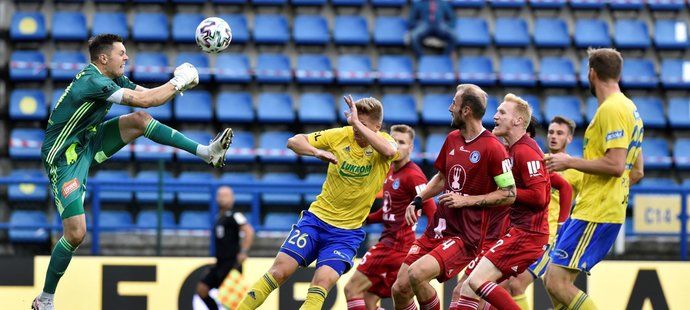 Olomoucký gólman Aleš Mandous vyráží balon v utkání se Zlínem