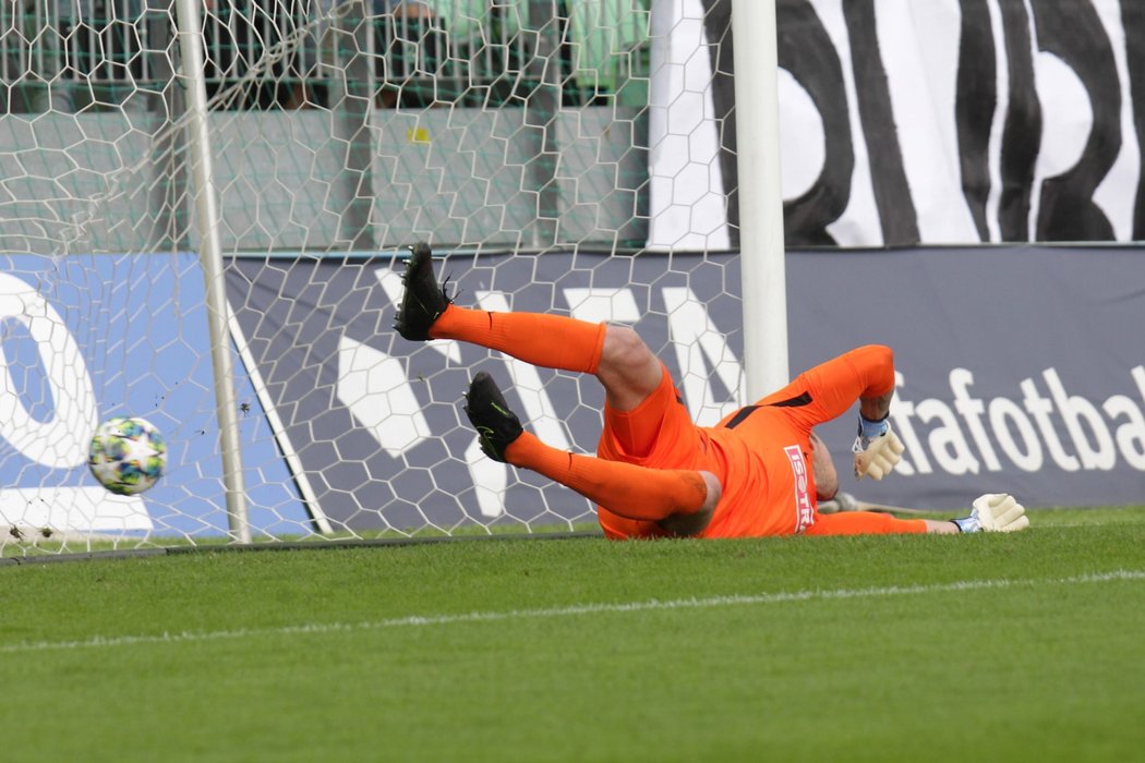 Opavský Vilém Fendrich inkasuje v Karviné gól z penalty