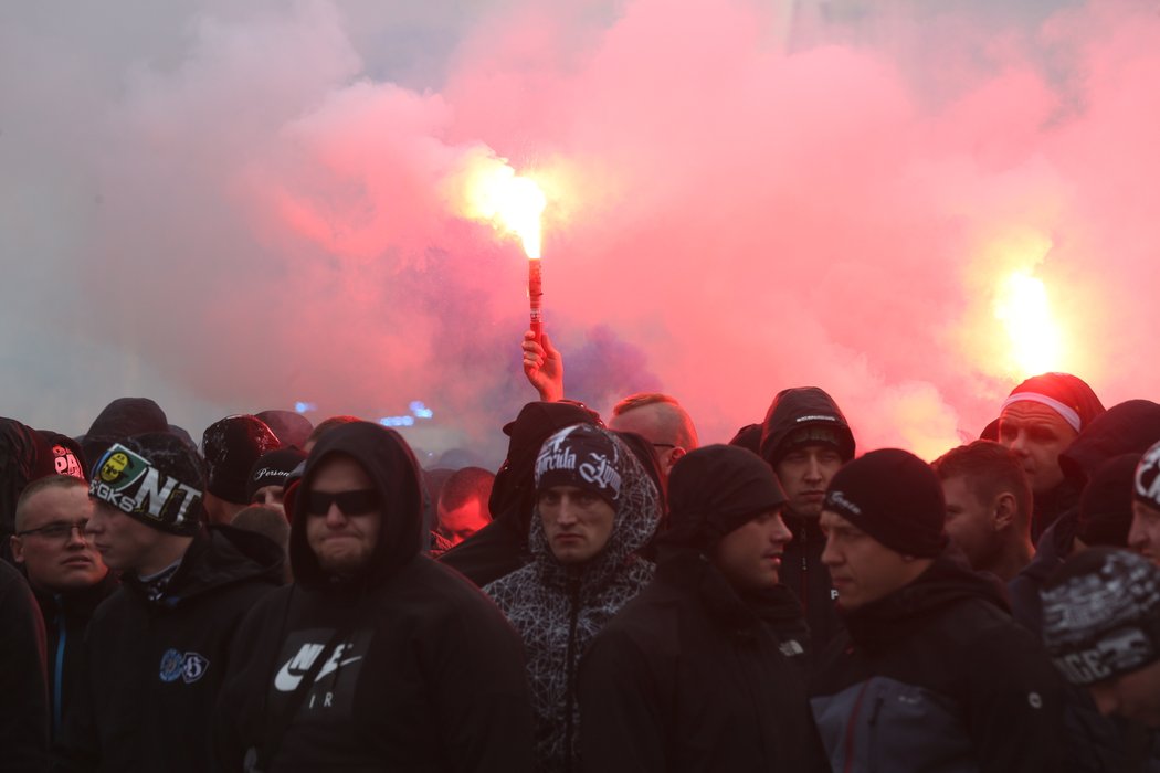 Před slezským derby Opava - Ostrava nechyběl tradiční pochod fanoušků