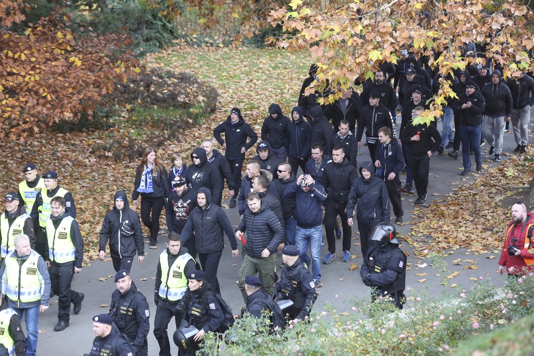 Před slezským derby Opava - Ostrava nechyběl tradiční pochod fanoušků