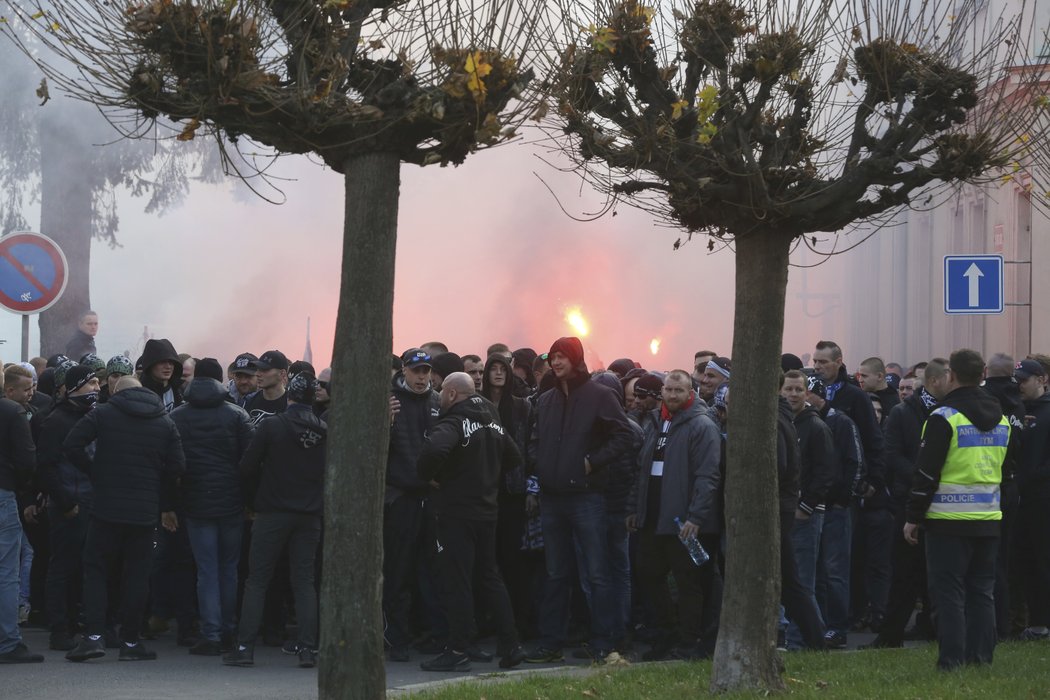 Před slezským derby Opava - Ostrava nechyběl tradiční pochod fanoušků