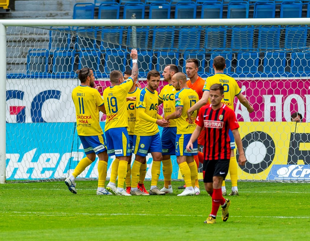 Fotbalisté Teplic oslavují proměněnou penaltu Jakuba Řezníčka proti Opavě