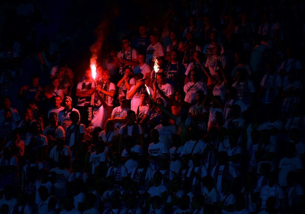 Světelné choreo fanoušků během utkání Baníku se Spartou