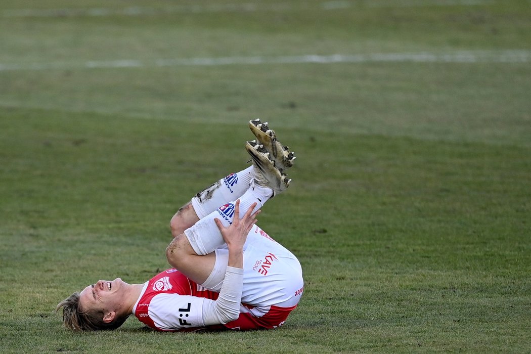 Emil Tischler z Pardubic leží na trávníku během utkání s Baníkem Ostrava