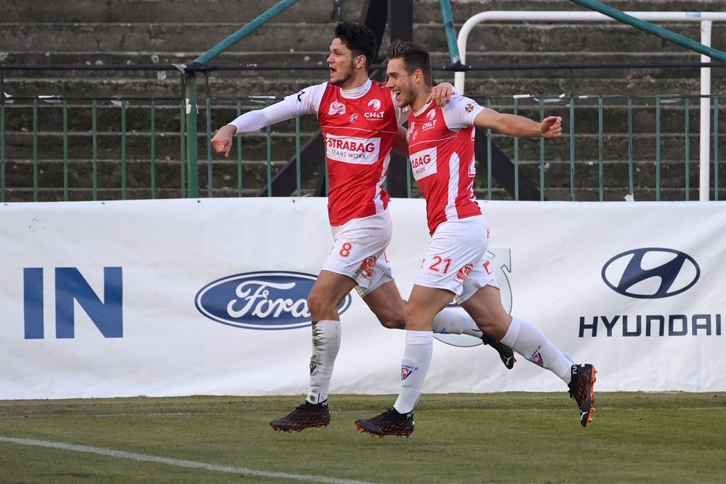 Radost pardubických fotbalistů z branky v utkání proti Baníku Ostrava