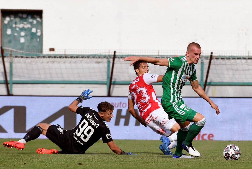 Daniel Köstl (vpravo) z Bohemians v utkání proti Pardubicím