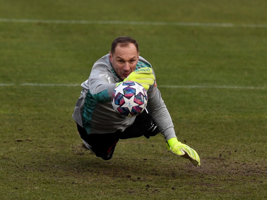 Jaroslav Drobný zasahuje proti šanci pardubického Tomáše Solila