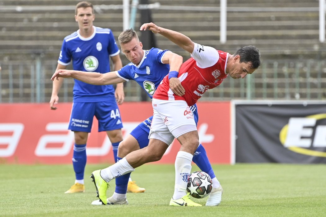 Samuel Dancák z Mladé Boleslavi brání pardubického Pavla Černého