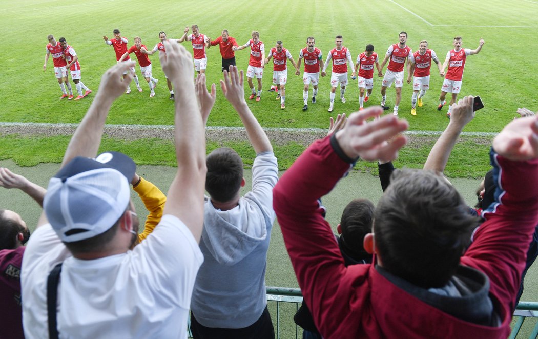 Radost pardubických fotbalistů s fanoušky