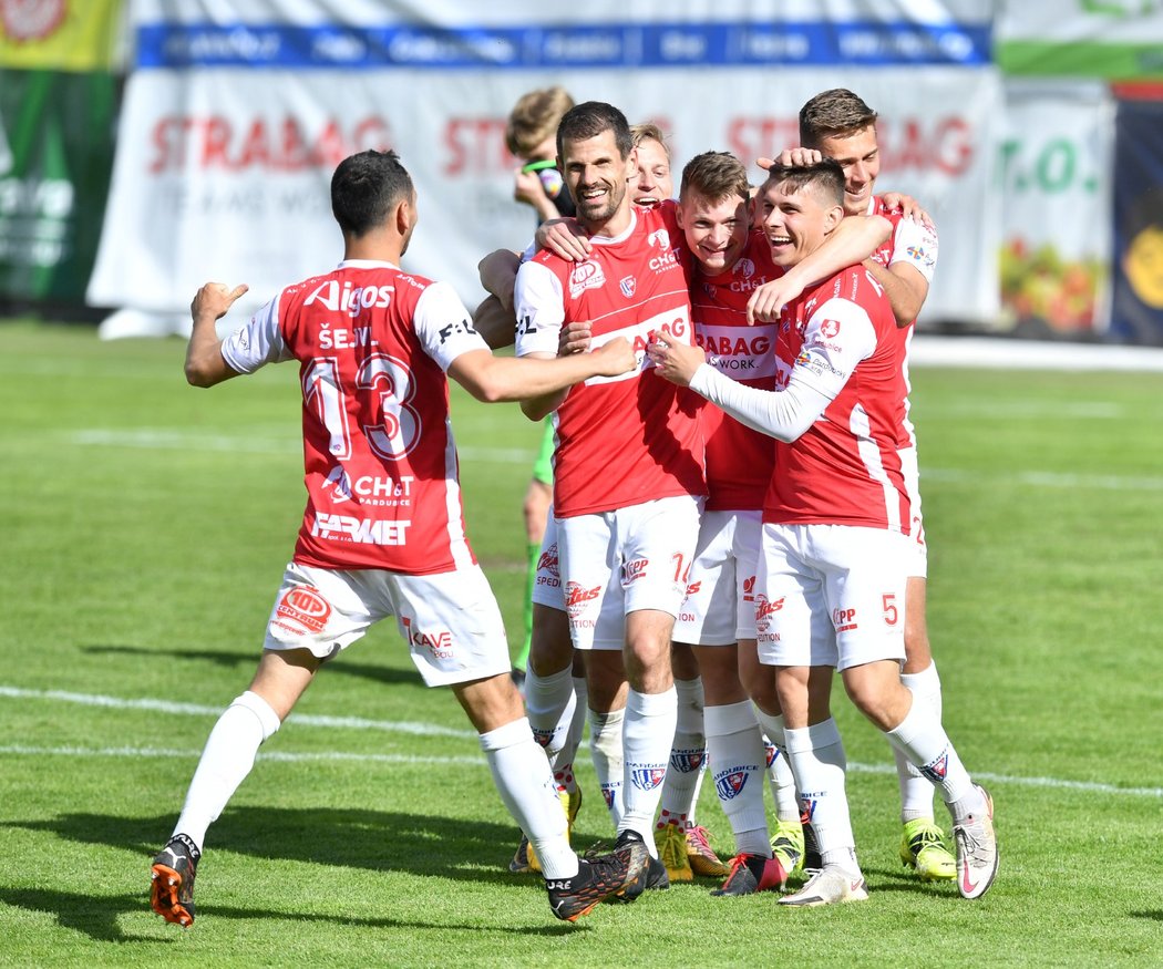 Fotbalisté Pardubice oslavují gól v utkání proti Plzni