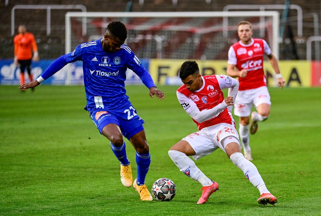 Cadu z Pardubic a Florent Poulolo z Olomouce (vlevo) v utkání fotbalové FORTUNA:LIGY