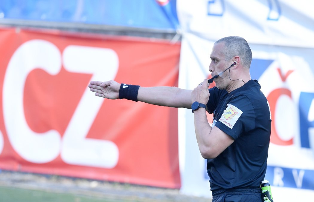 Miroslav Zelinka po zhlédnutí videa nařídil penaltu pro Spartu