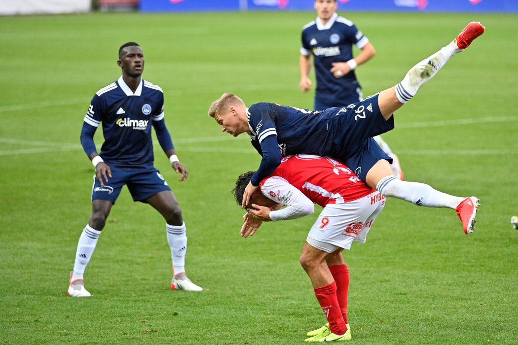 Václav Procházka ze Zlína přepadává v souboji přes pardubického Pavla Černého