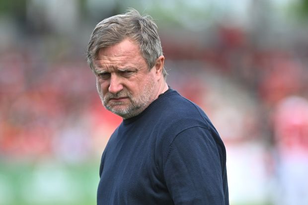 Zamyšlený trenér Zlína Pavel Vrba Zamyšlený trenér Zlína Pavel Vrba