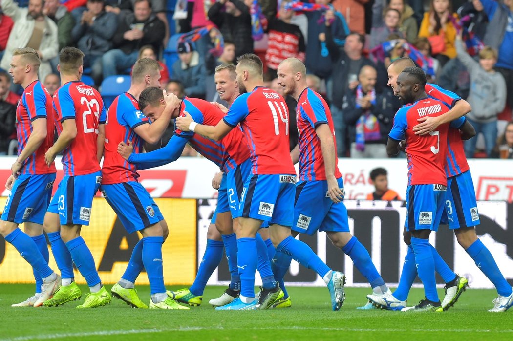 Fotbalisté Plzně se radují z gólu Lukáše Hejdy do sítě Baníku Ostrava